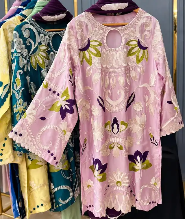 Silk embroidered heavy work suit with chiffon 3D flower dupatta, Lilac Pink